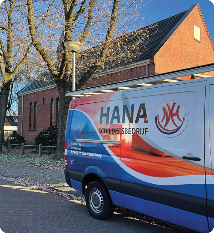 Hana totaal - bedrijfsbus geparkeerd in de straat
