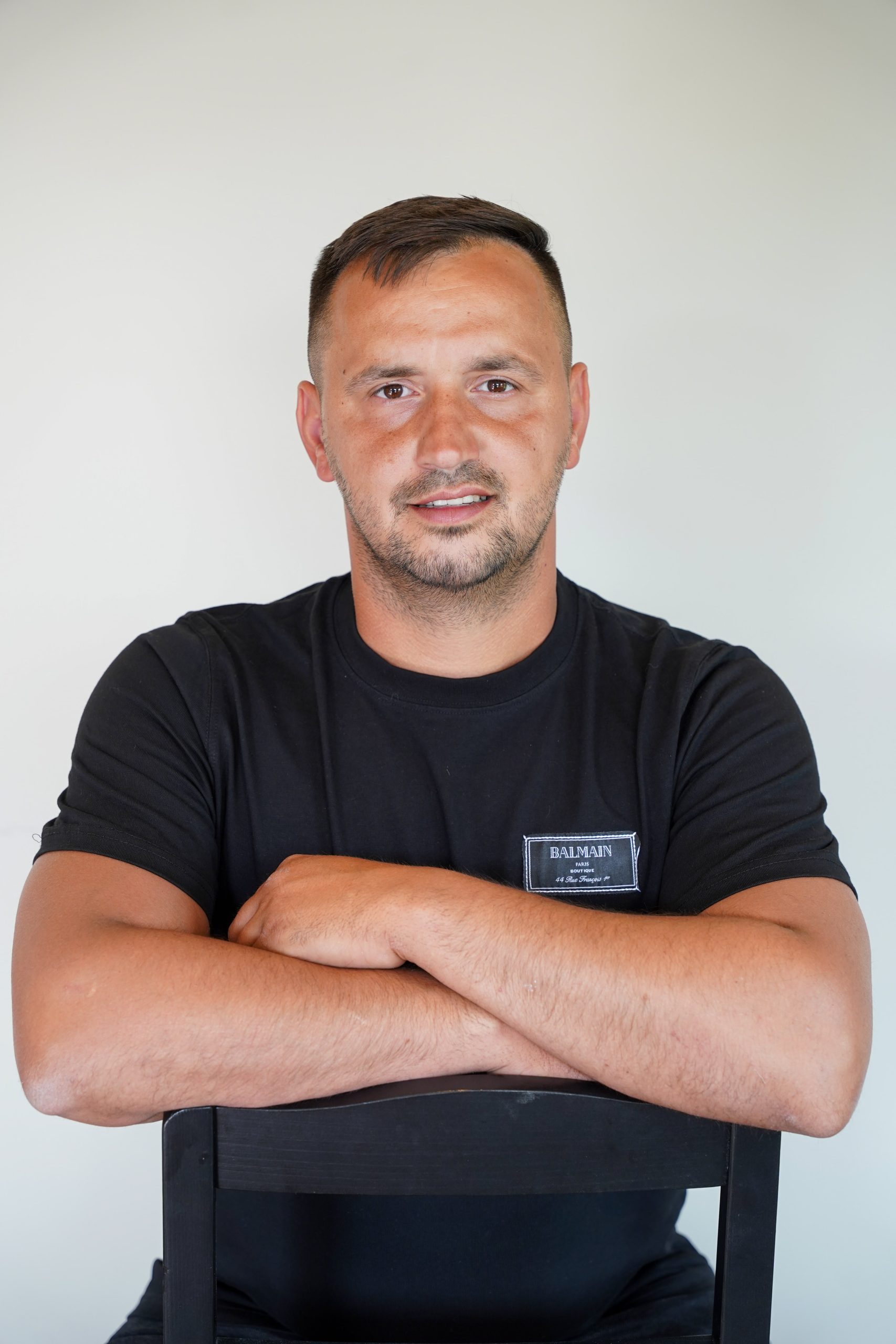 Hana Totaal - Portretfoto van Eigenaar Genc Hana